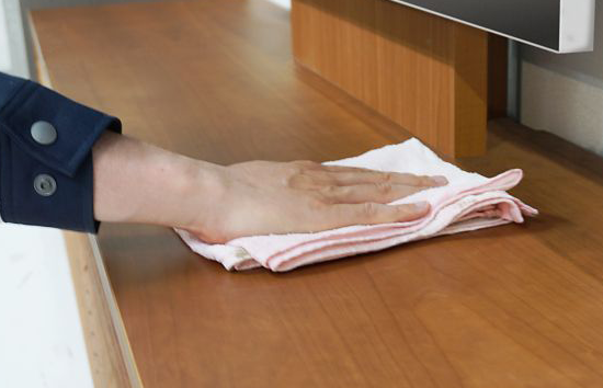 薄型でテレビボード上の空間を最大活用