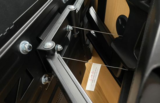 脱落防止セーフティロック装置付き