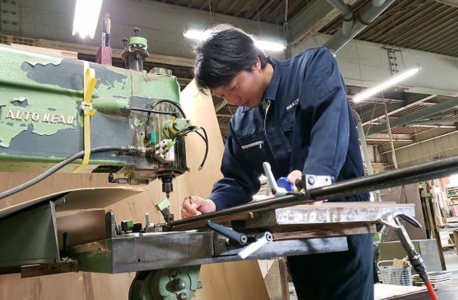 10.家具の取手等を付けるための穴あけなどを加工しています。