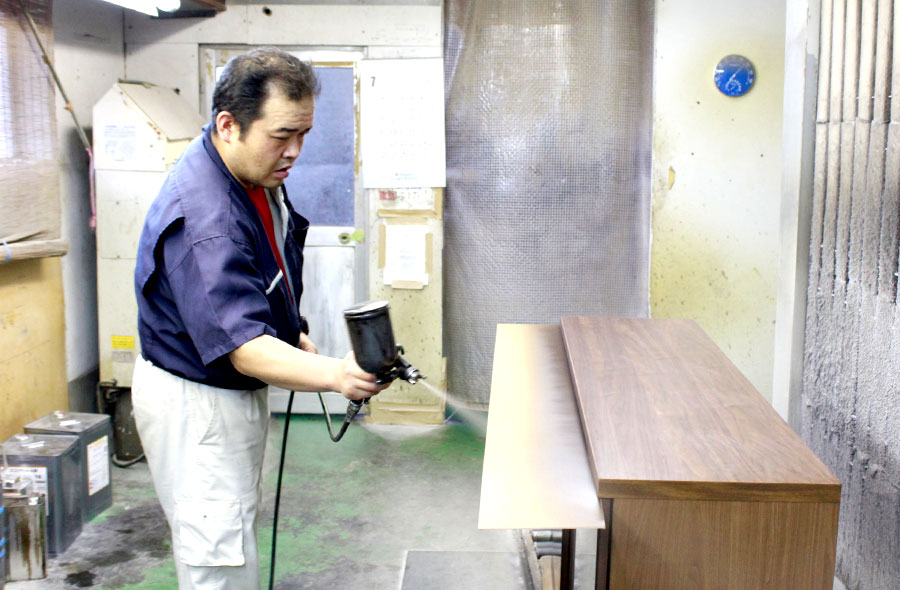 15.仕上げに天板を塗装し製品を完成させます。