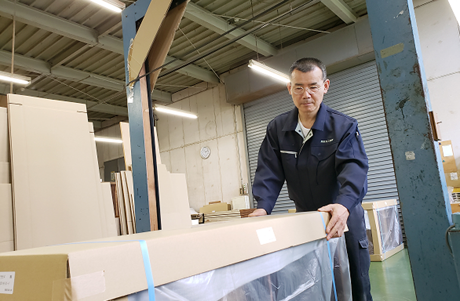 17.完成した家具を検品、梱包します。