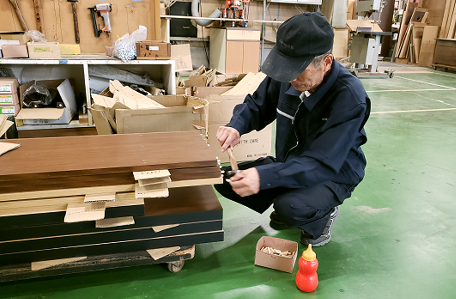 11.家具を組み立てる前に必要な部材を取り付けます。