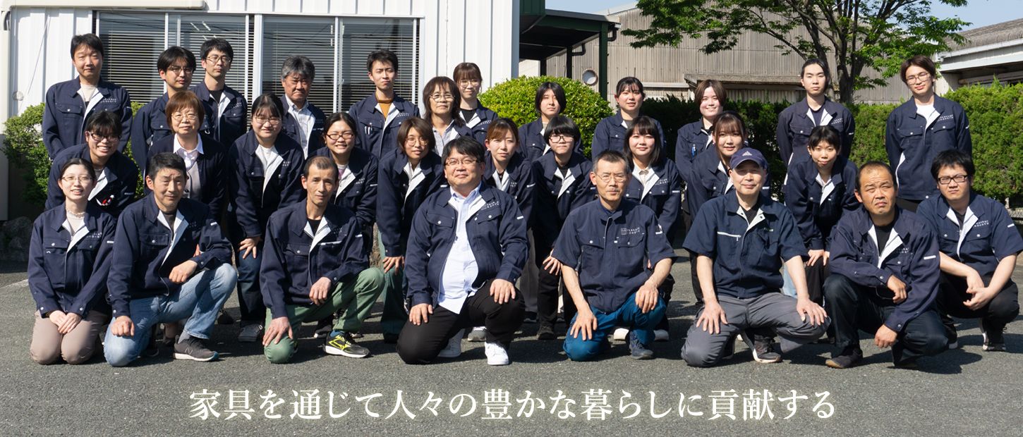 家具工場で働く職人たち